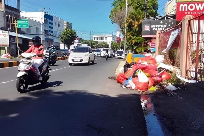 Jalan Protokol di Manado Dipenuhi Sampah, Warga Mulai Resah!