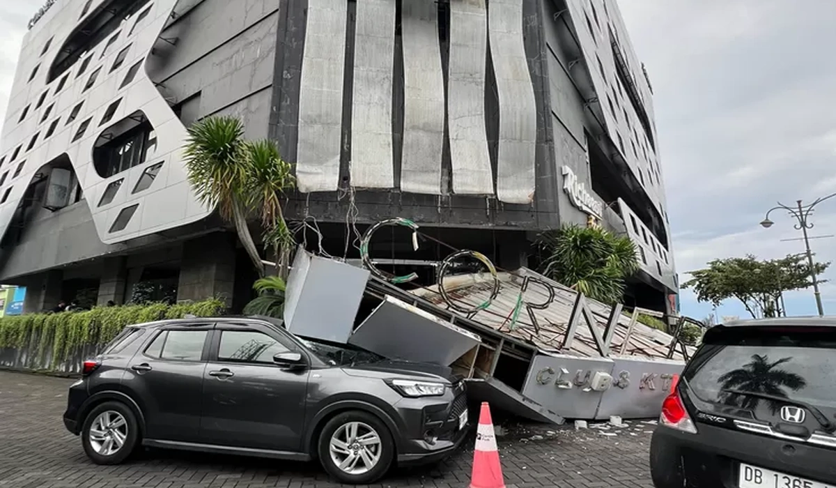 Mobil-Polisi-Tertimpa-Kanopi-Besi-di-Manado,-Ini-Kesaksian-Korban (1)