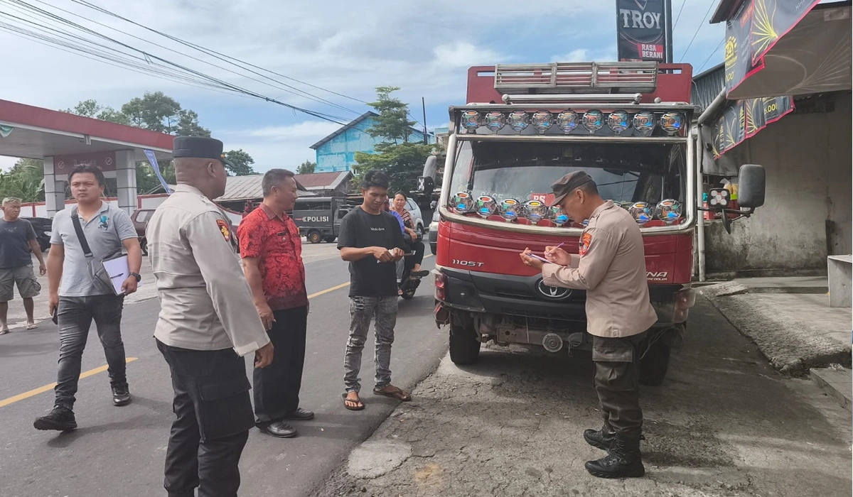 Polisi Tertibkan Antrian Panjang Ranmor Solar di SPBU Kawangkoan