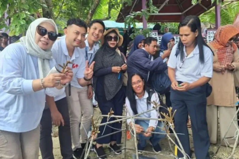 Telkom Regional V & Barracuda Diving Club Tanam 2.000 Bibit di Pantai