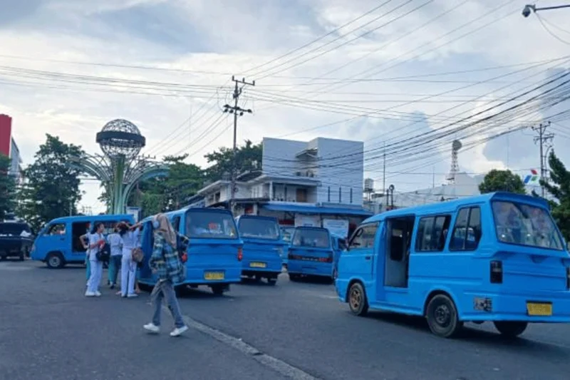 Kota Manado Macet Parah, Angkot Ngetem Sembarangan Jadi Penyebab Utama