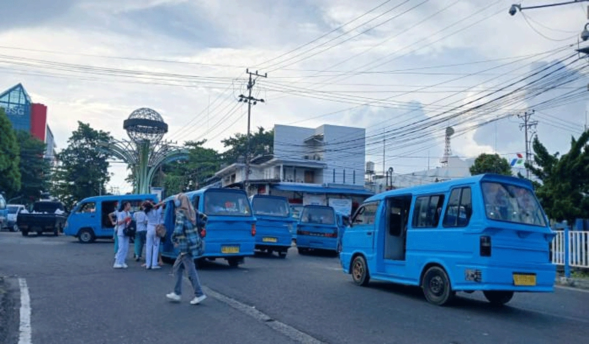 Kota Manado Macet Parah, Angkot Ngetem Sembarangan Jadi Penyebab Utama