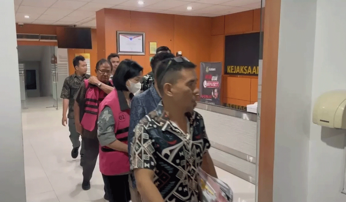 Mantan-Rektor-Unsrat-Ditahan-Kejati-Sulut,-Diduga-Korupsi-Rp2,2-Miliar (2)