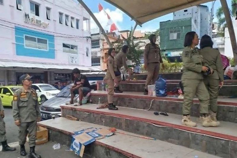 Satpol PP Tertibkan Tunawisma dan Gepeng yang Tempati TKB Manado