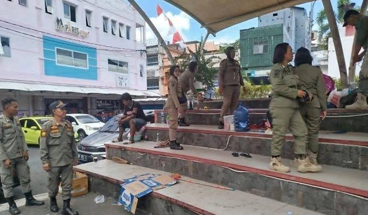 Satpol-PP-Tertibkan-Tunawisma-dan-Gepeng-yang-Tempati-TKB-Manado