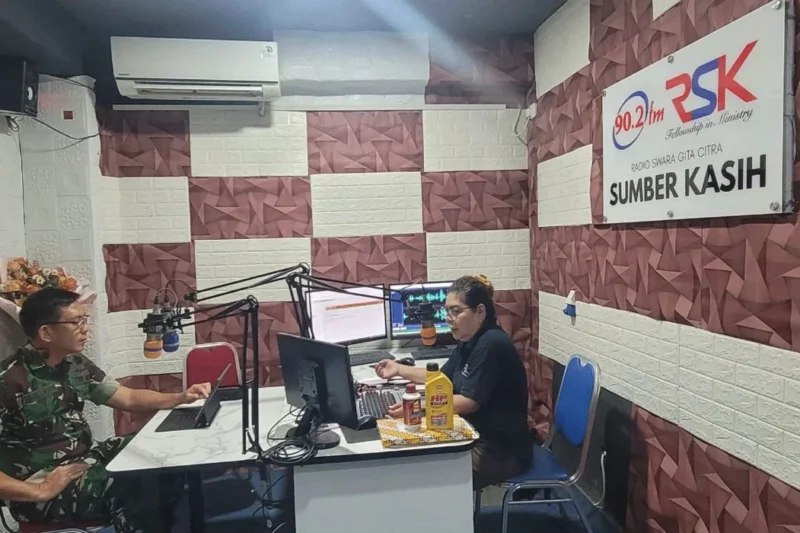 Melalui Radio Sumber Kasih Kapendam XIII/Merdeka Soroti Peran Sosial TNI
