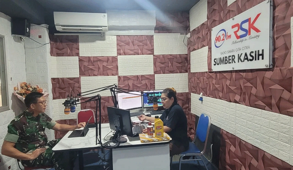 Melalui Radio Sumber Kasih Kapendam XIII/Merdeka Soroti Peran Sosial TNI